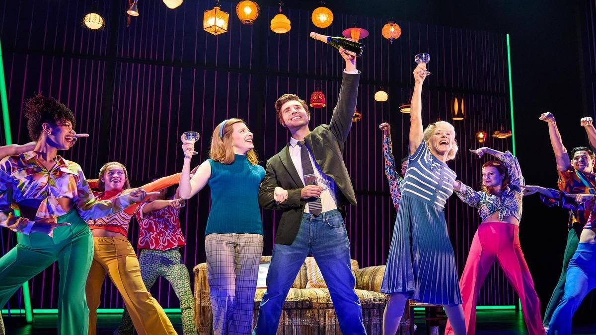 a-coreografa-de-a-beautiful-noise-fala-sobre-como-o-elenco-mantem-o-musical-de-neil-diamond-vibran