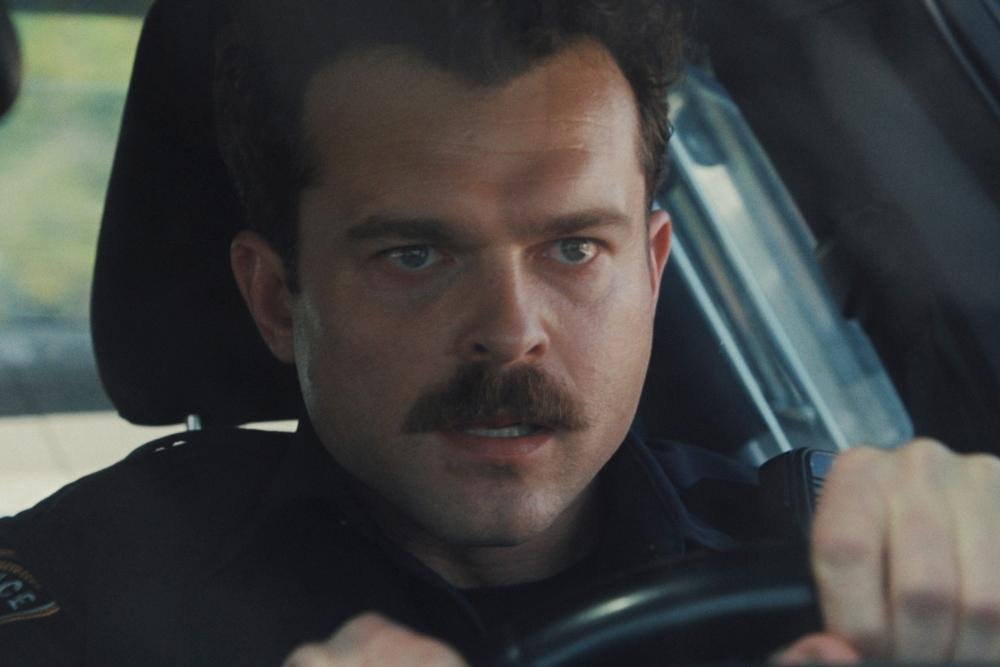 alden-ehrenreich-fala-sobre-seu-bigode-papel-de-policia-e-mensagem-do-filme-weapons-sobre-violencia