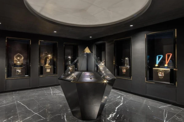 tom-brady-exibe-seus-aneis-do-super-bowl-na-sala-de-excelencia-em-las-vegas-antes-da-nova-temporada