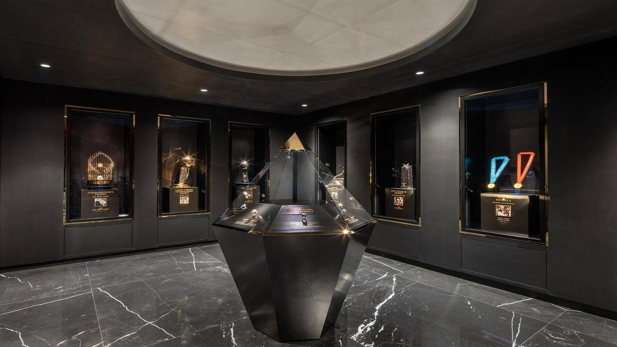 tom-brady-exibe-seus-aneis-do-super-bowl-na-sala-de-excelencia-em-las-vegas-antes-da-nova-temporada