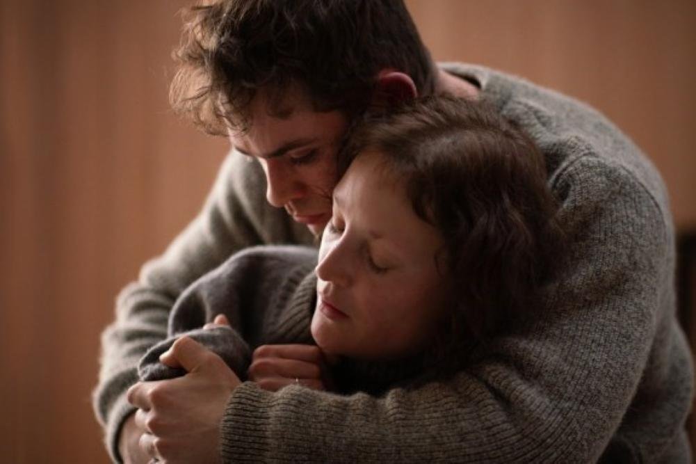 vicky-krieps-e-dacre-montgomery-brilham-em-historias-de-fantasma-em-went-up-the-hill