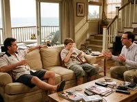 Imagem gerada por IA dos personagens da série Two and a Half Men em uma sala de praia.