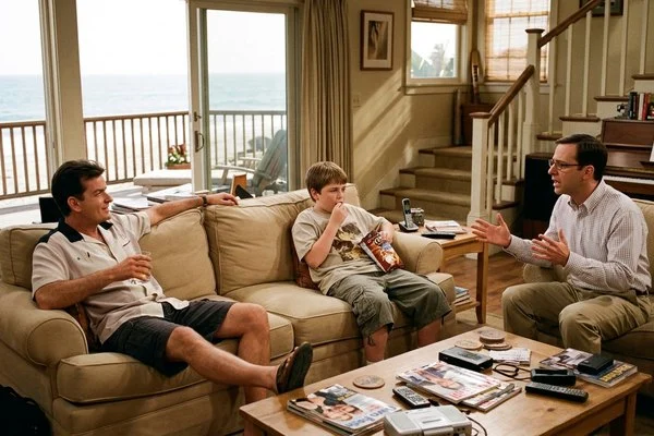 Imagem gerada por IA dos personagens da série Two and a Half Men em uma sala de praia.